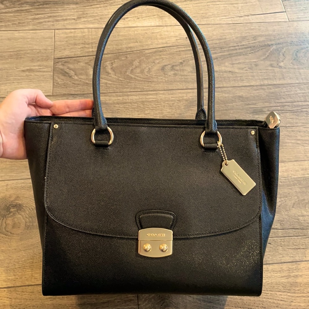 💯 Coach Stunning Black Leather Purse with Gold Accents! 🌟